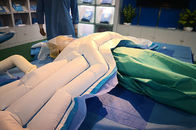 La moitié de corps supérieur de couverture de chauffage de patient pendant les procédures au corps inférieur des parties