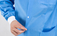 Le manteau jetable adapté aux besoins du client de laboratoire médical gainent longtemps la manchette élastique unisexe