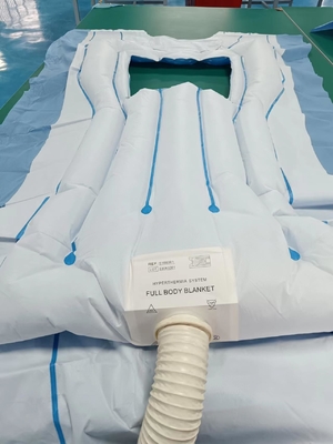 Couverture de chauffage d'air pour patients de soins intensifs avec accès chirurgical